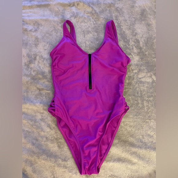 💋Xhilaration Strappy Side Zip-Up One-Piece, Size Medium - Picture 2 of 6